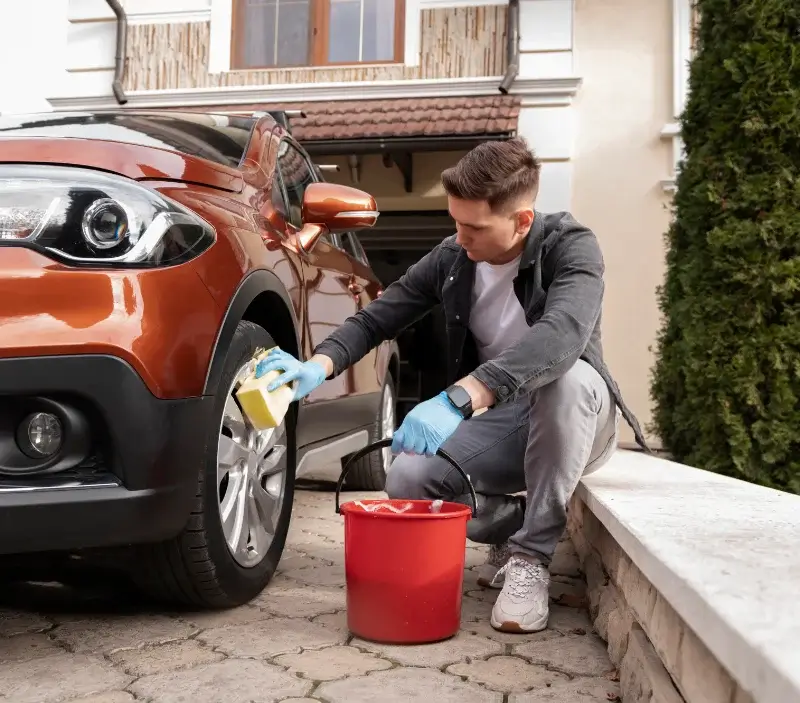 Lavage auto à domicile Montaigu-le-Blin : professionnel intervenant sur un véhicule